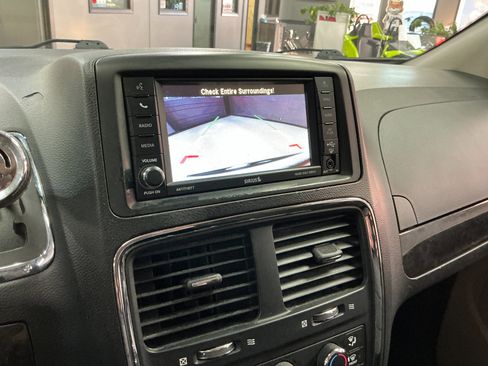 Used 2019 Dodge Grand Caravan SE w/ UConnect Hands-Free Group image 17