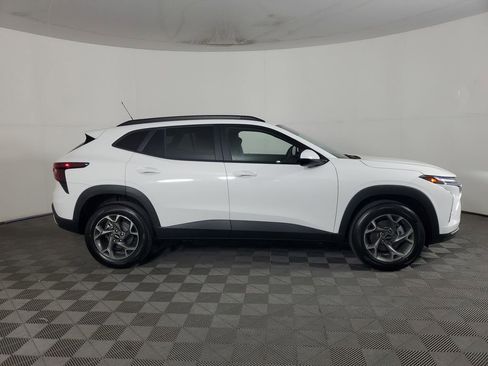 New 2026 Chevrolet Trax LT w/ LPO, Blackout Package FWD image 3