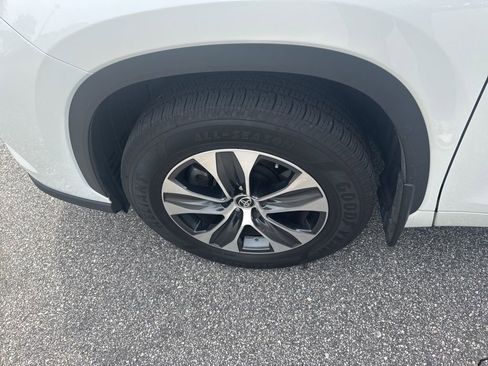 Used 2021 Toyota Highlander XLE image 5