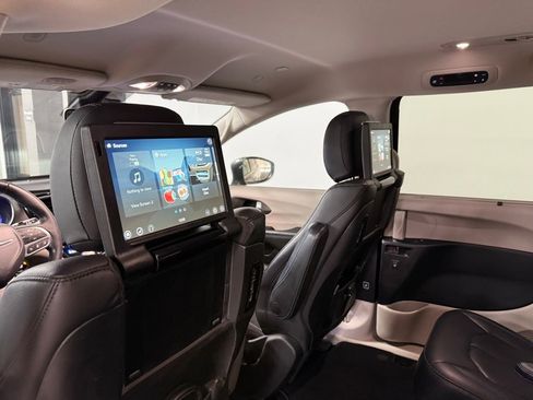 Used 2021 Chrysler Pacifica Touring-L w/ Uconnect Theater Family Group image 18