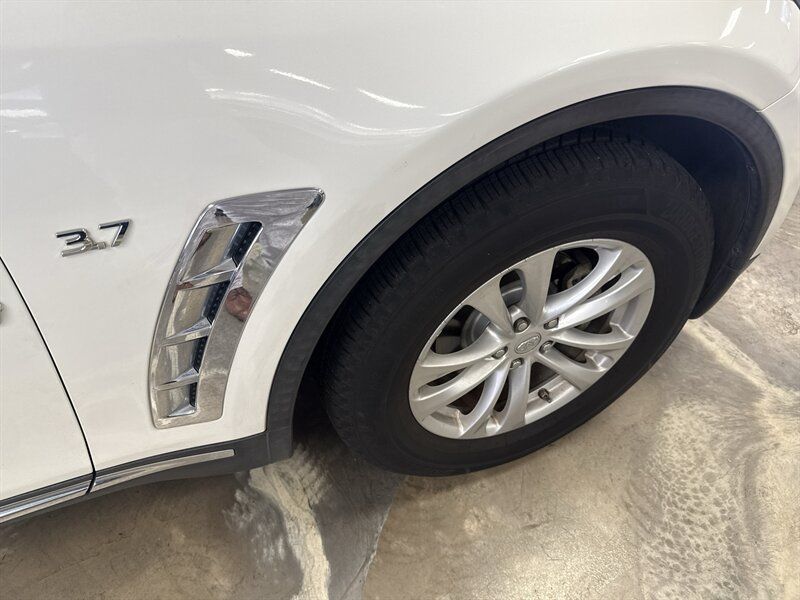 Used 2017 INFINITI QX70 AWD w/ Premium Package image 9