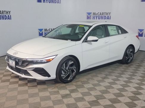 Used 2025 Hyundai Elantra Limited FWD image 2