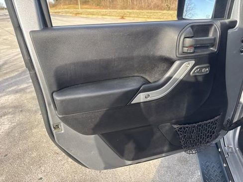 Used 2016 Jeep Wrangler Unlimited Sahara w/ Connectivity Group image 15