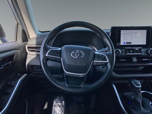 Used 2023 Toyota Highlander LE AWD/4WD image 12
