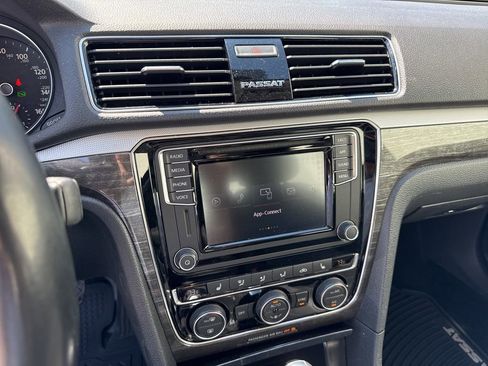 Used 2018 Volkswagen Passat 2.0T SE FWD image 23