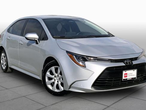 Used 2025 Toyota Corolla LE FWD image 3