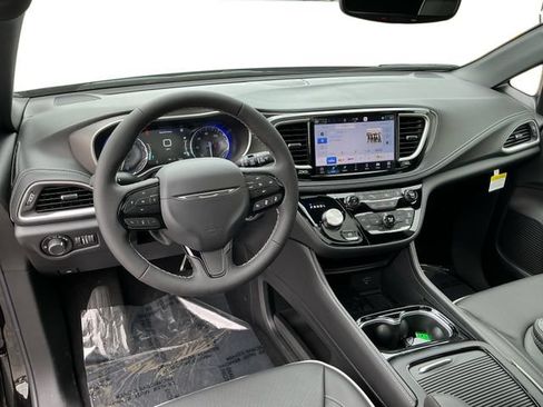 New 2027 Chrysler Pacifica Limited AWD/4WD image 32