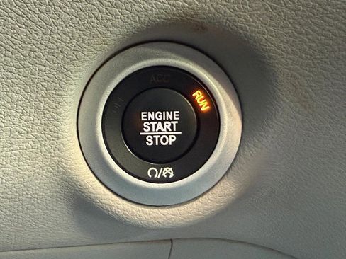 Used 2017 Chrysler Pacifica Touring-L w/ Tire & Wheel Group image 16