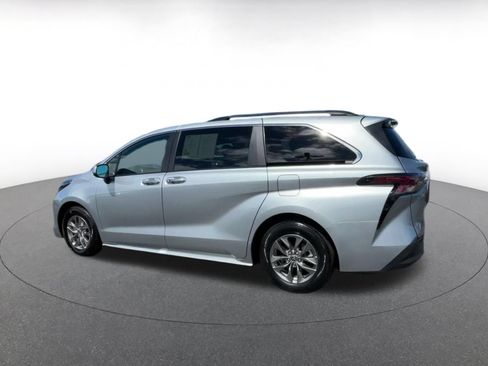 Used 2023 Toyota Sienna XLE FWD image 8