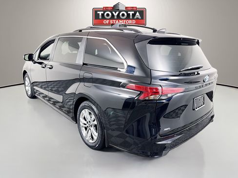 Certified 2022 Toyota Sienna XSE image 5