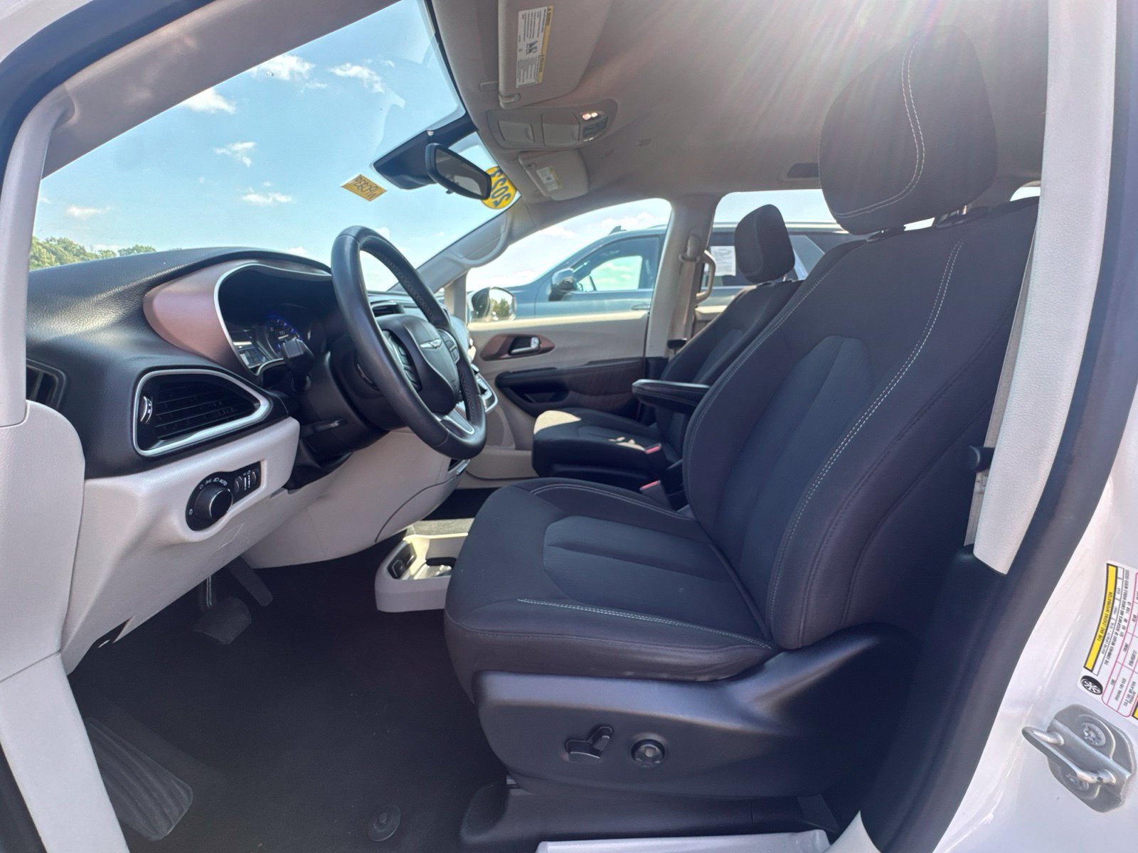 Used 2023 Chrysler Voyager LX FWD image 18