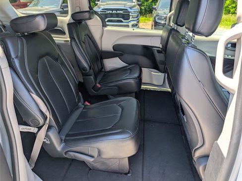 Used 2023 Chrysler Pacifica Touring-L FWD image 11