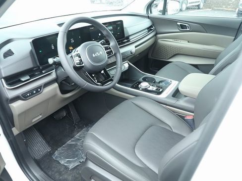 New 2025 Kia Carnival EX image 8
