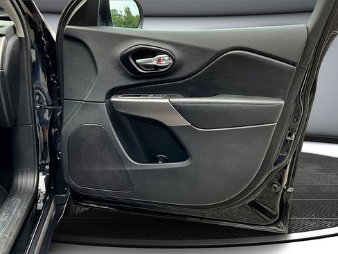 Used 2021 Jeep Cherokee Limited image 27