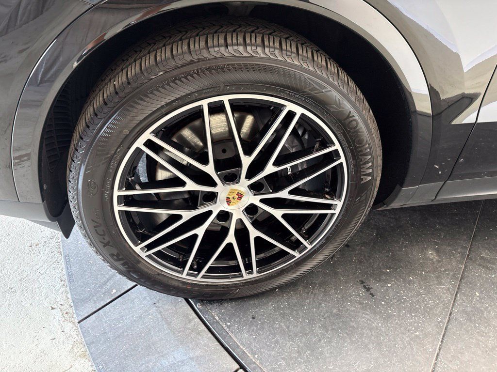 Certified 2024 Porsche Cayenne Coupe AWD/4WD image 14