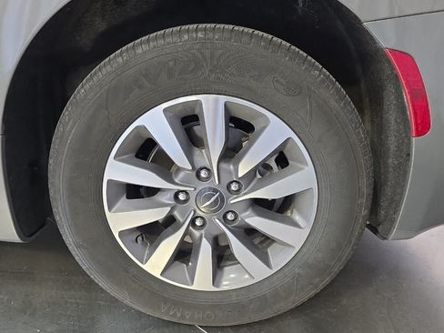 Used 2023 Chrysler Pacifica Touring-L FWD image 12