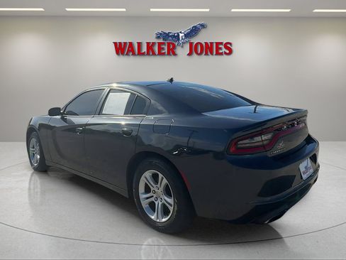 Used 2016 Dodge Charger SE RWD image 4