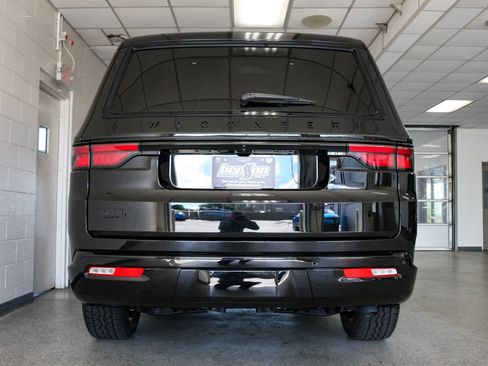 Certified 2025 Jeep Wagoneer Series II AWD/4WD image 7
