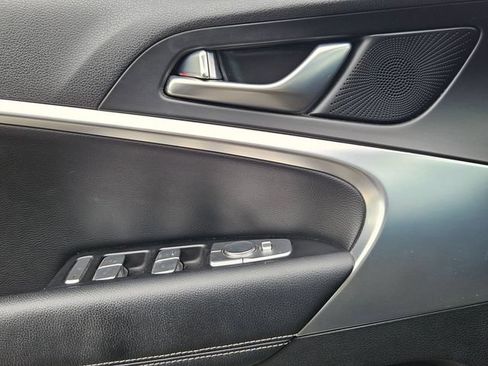 Used 2022 Genesis G70 2.0T RWD image 7