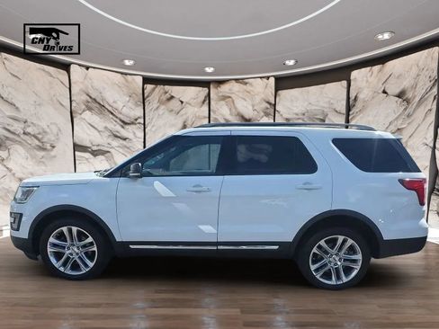Used 2017 Ford Explorer XLT w/ Equipment Group 202A AWD/4WD image 8
