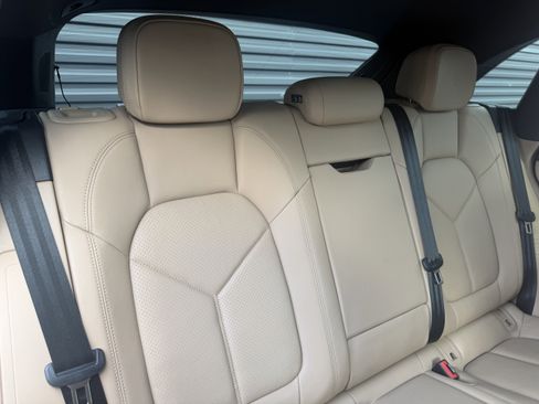 Certified 2023 Porsche Macan AWD/4WD image 13