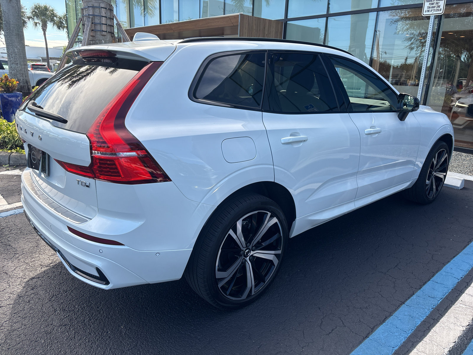 Used 2025 Volvo XC60 T8 Ultra w/ Protection Package Premier AWD/4WD image 4