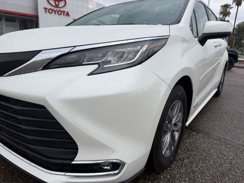 Used 2021 Toyota Sienna XLE w/ XLE Plus Package FWD image 10