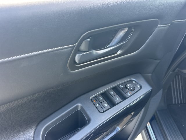 Used 2025 Nissan Pathfinder SV FWD image 16