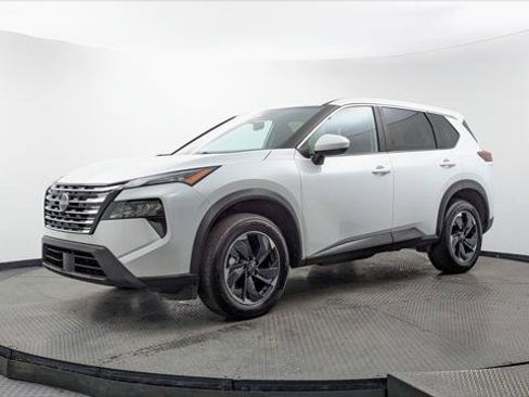 Used 2025 Nissan Rogue SV FWD image 2
