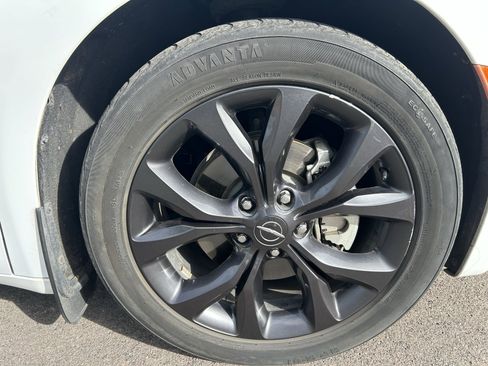 Used 2018 Chrysler Pacifica Touring Plus w/ S Appearance Package image 9