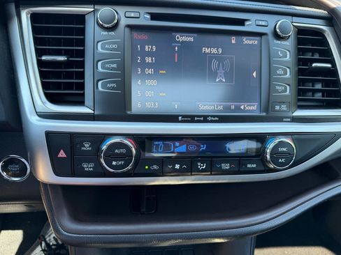 Used 2019 Toyota Highlander XLE AWD/4WD image 15