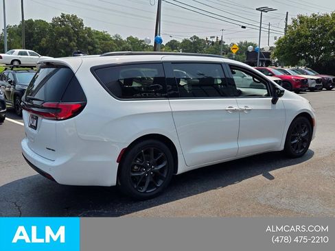 Used 2025 Chrysler Pacifica Limited FWD image 16