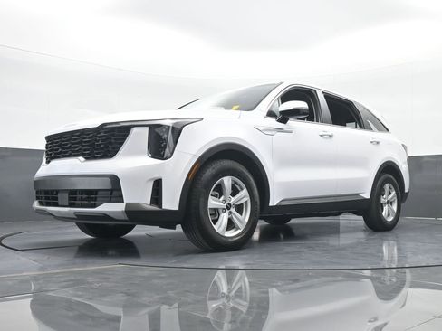 Used 2024 Kia Sorento LX image 54