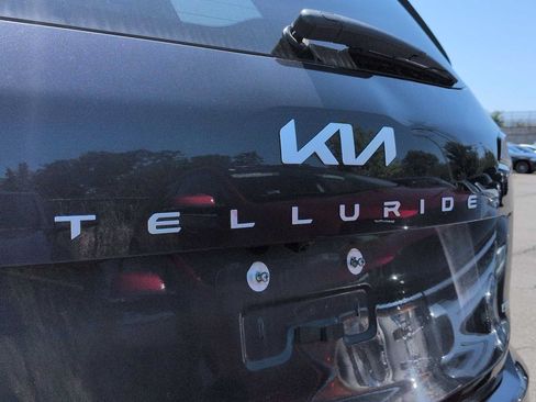 Used 2025 Kia Telluride EX w/ EX Captain's Chair Package AWD/4WD image 13