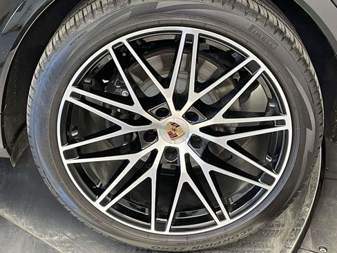 Used 2025 Porsche Cayenne Coupe image 12