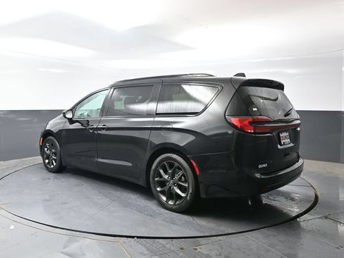 Used 2025 Chrysler Pacifica Limited FWD image 12