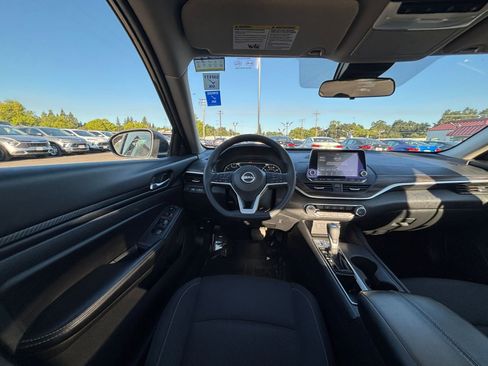 Used 2025 Nissan Altima 2.5 SV FWD image 34