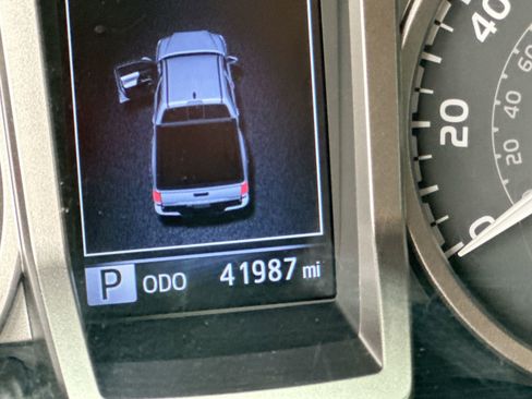 Used 2022 Toyota Tacoma Limited image 15