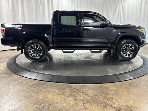 Used 2022 Toyota Tacoma TRD Sport w/ TRD Premium Sport Package AWD/4WD image 9