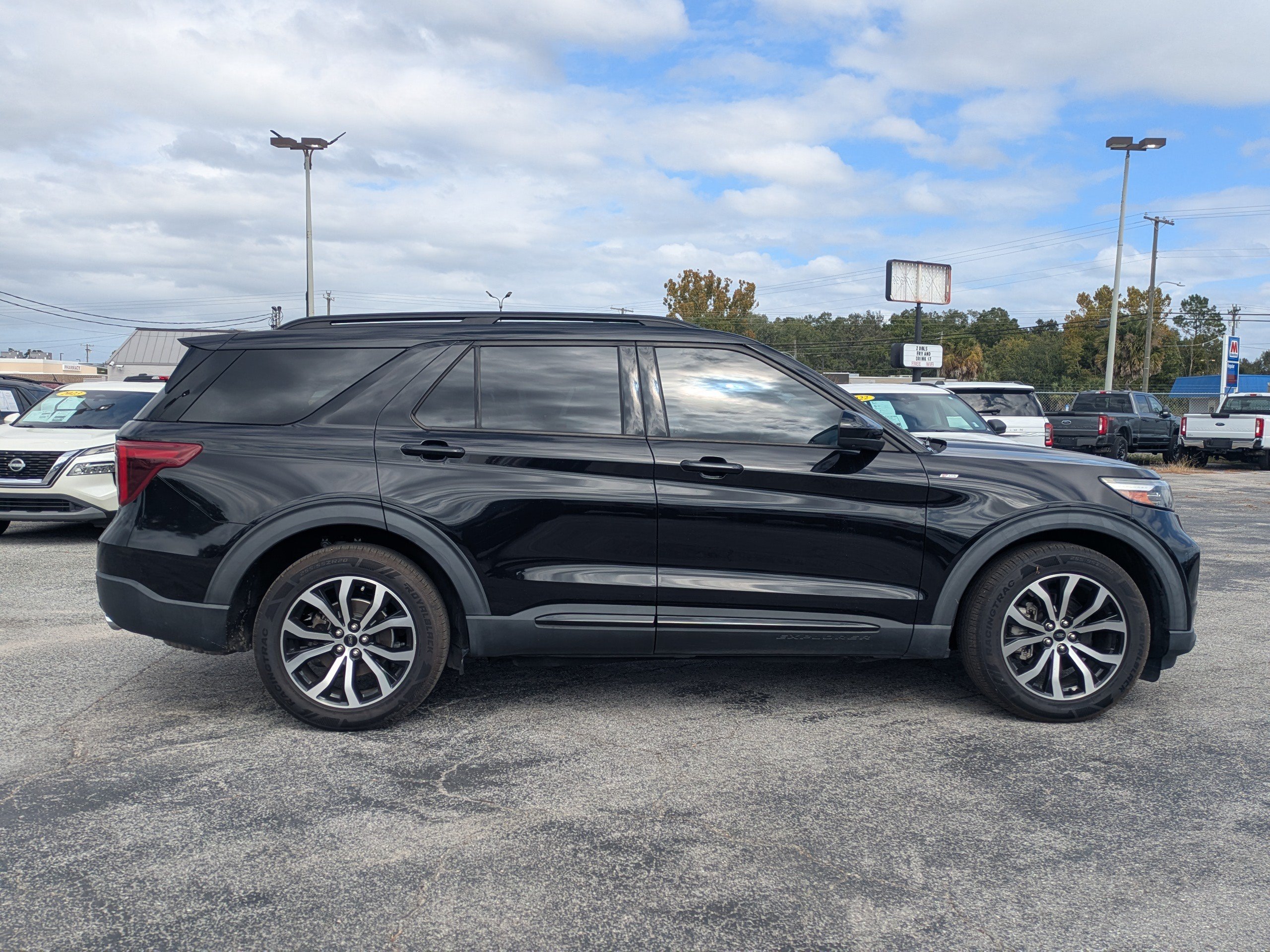 Used 2022 Ford Explorer ST-Line w/ Class IV Trailer Tow Package RWD image 3