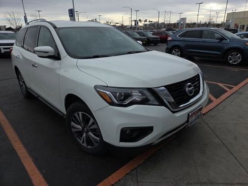 Used 2019 Nissan Pathfinder SV image 2
