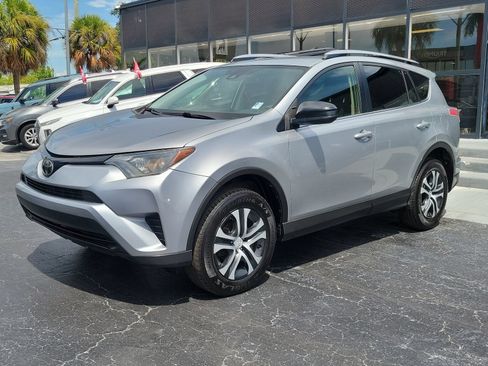 Used 2018 Toyota RAV4 LE FWD image 31