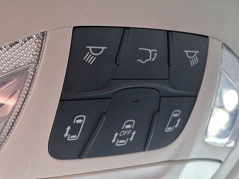 Used 2023 Chrysler Pacifica Touring-L image 23