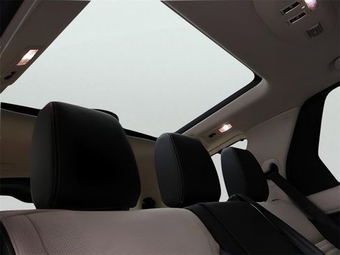 New 2025 Land Rover Discovery Metropolitan Edition image 31