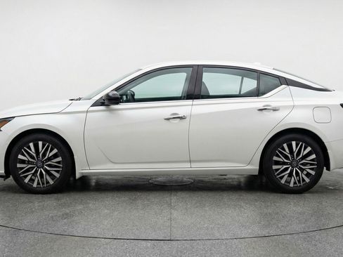 Used 2025 Nissan Altima 2.5 SV FWD image 5