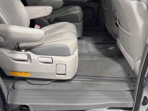 Used 2011 Toyota Sienna Limited w/ Premium Pkg image 24