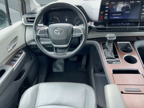 Used 2024 Toyota Sienna XLE image 29