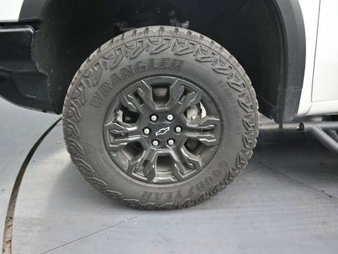Used 2025 Chevrolet Silverado 1500 ZR2 w/ Technology Package image 9