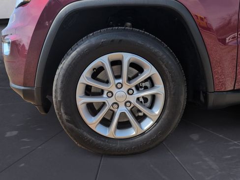Used 2021 Jeep Grand Cherokee Laredo AWD/4WD image 24