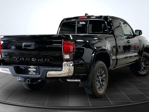 Used 2020 Toyota Tacoma SR5 AWD/4WD image 2